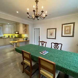 Private In Forest Hill With Full Kitchen And Parking , Toronto Canada